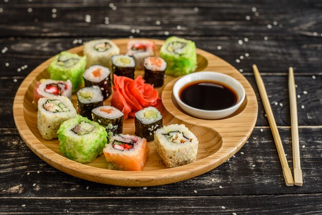 Świeże i smaczne sushi na ciemnym tle. Może być używany jako tło