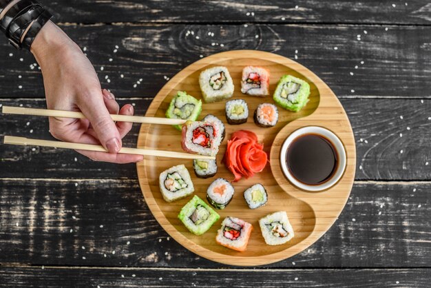 Świeże i smaczne sushi na ciemnym tle.