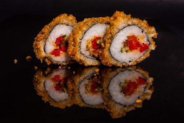 Świeże I Smaczne Sushi Na Ciemnym Tle