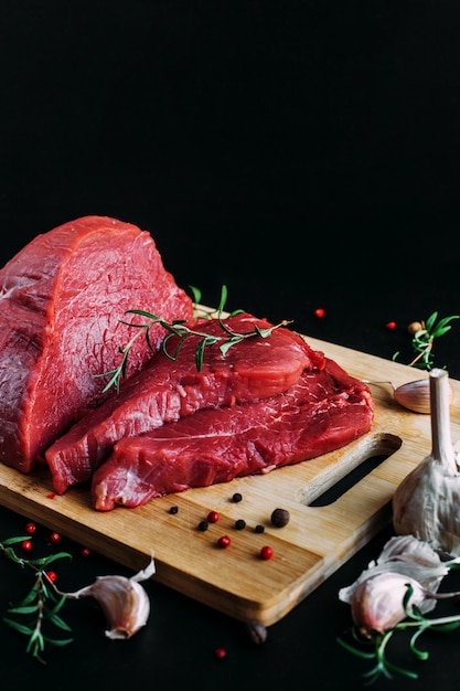 Świeże i surowe mięso. Cały kawałek czerwonej wołowiny gotowy do przyrządzenia na grillu lub grillu.