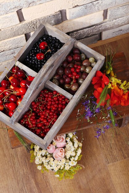 Świeże jagody w drewnianym pudełku z bliska