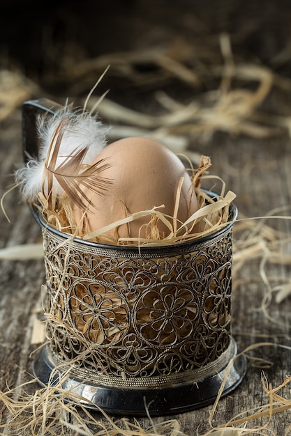 Świeże jaja hodowlane. Wielkanocny jajko z piórkowym pojęciem.