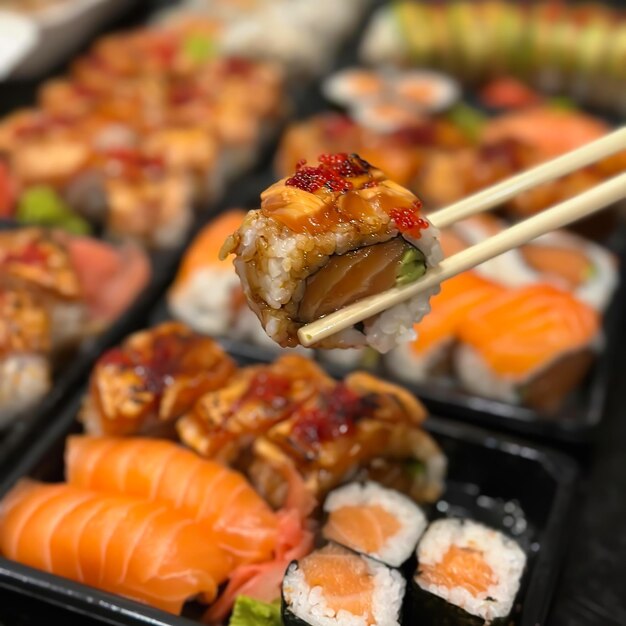 Świeże japońskie jedzenie pyszne sushi łosoś i krewetki