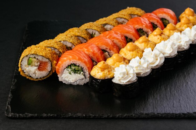 Świeże japońskie sushi na czarnym tle