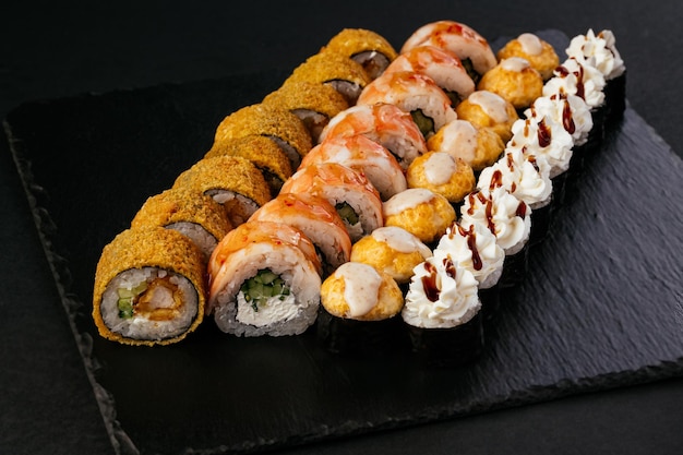 Świeże japońskie sushi na czarnym tle