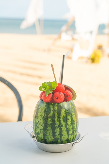 świeże koktajle z arbuza na tle plaży morskiej