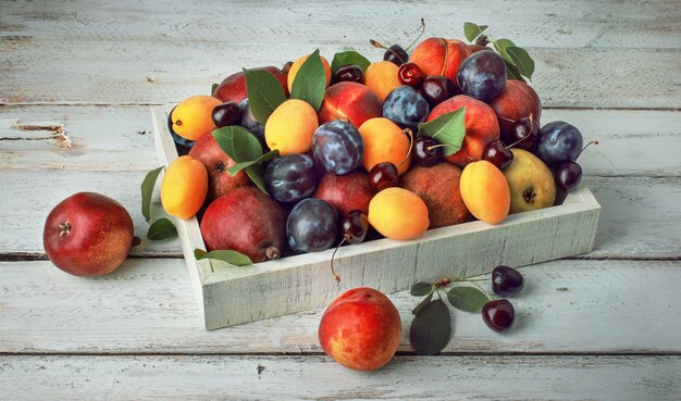 Świeże, kolorowe jagody i owoce w drewnianym pudełku