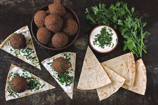 Świeże Kulki Falafel, Pita, Sos I Zioła. Falafel Wegański. Zdrowe, Chude Jedzenie. Kuchnia Bliskowschodnia.