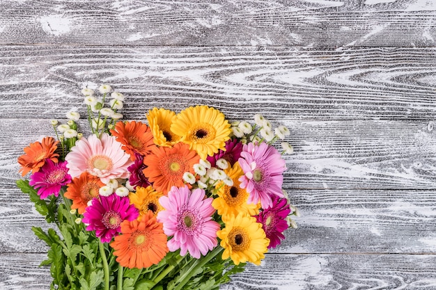 Zdjęcie Świeże kwiaty gerbera na podłoże drewniane, granica kwiat, tło kwiatowy z miejscem na tekst