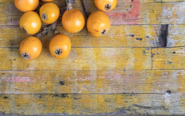 Zdjęcie Świeże loquats na drewnianym stole