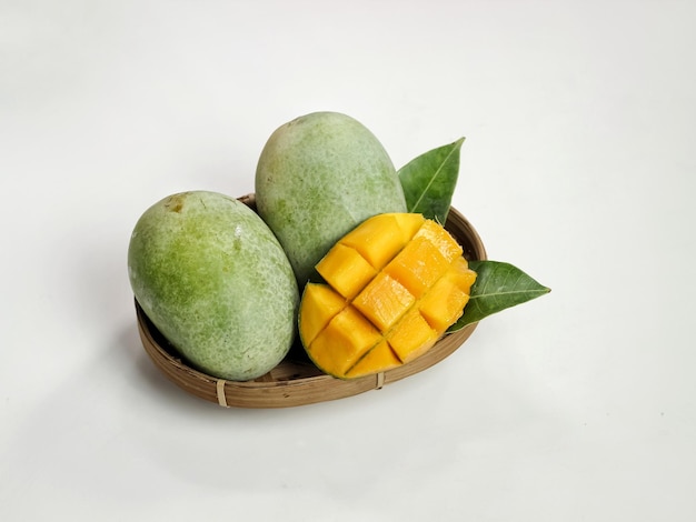 Świeże Mango - Soczyste posiekane kostki mango na drewnianej misce. Koncepcja tropikalny lato. Selektywne skupienie