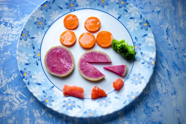 Zdjęcie Świeże marchewki, rzodkiewki i brokuły dieta zdrowej żywności