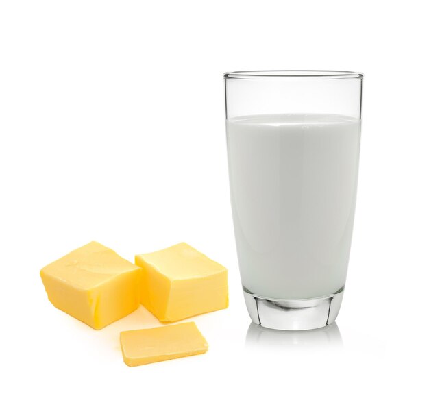 Świeże masło i mleko izolowane na białym tle