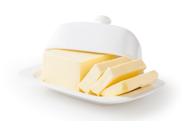 Świeże masło na białym naczyniu z masłem na białym tle ze ścieżką przycinającą