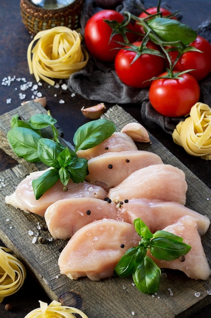 Świeże mięso Przygotowanie makaronu kuchni włoskiej z filetem z kurczaka różnymi przyprawami i pomidorami