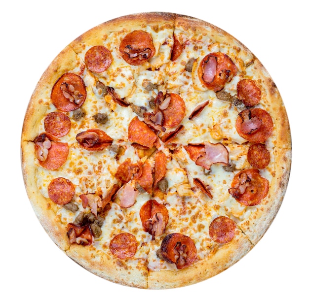 Świeże mięso smaczne pizza z serem, pomidorami, szynką, mięsem, pepperoni, salami i boczkiem na białym tle.