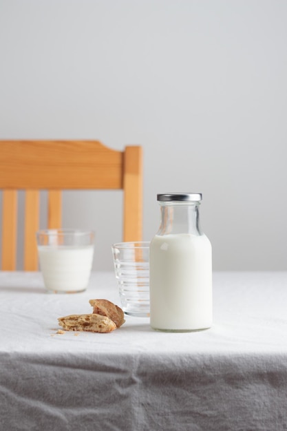 Świeże mleko na stole z białym obrusem