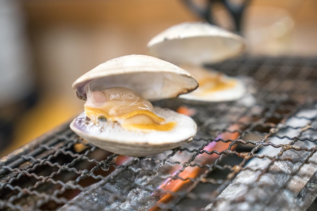 Świeże muszle grillowane na mini piecyku w lokalnej japońskiej restauracji