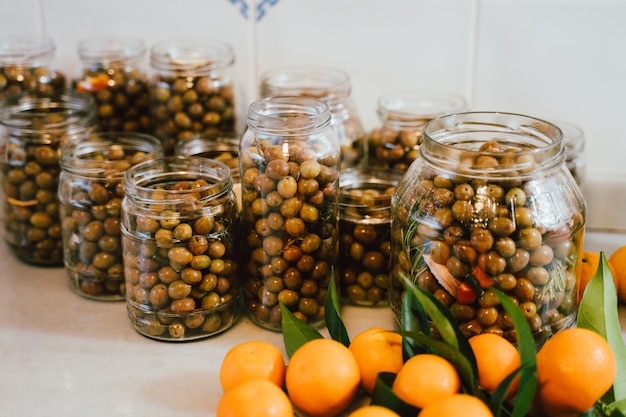 Świeże oliwki w doniczkach Jedzenie śródziemnomorskie Koncepcja oliwy z oliwek