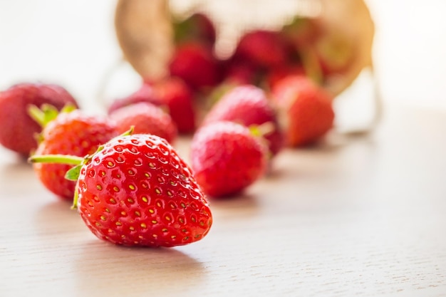 Świeże organiczne czerwone dojrzałe owoce truskawek na zbliżenie tła drewna