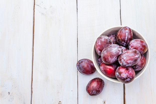 Świeże organiczne dojrzałe śliwki