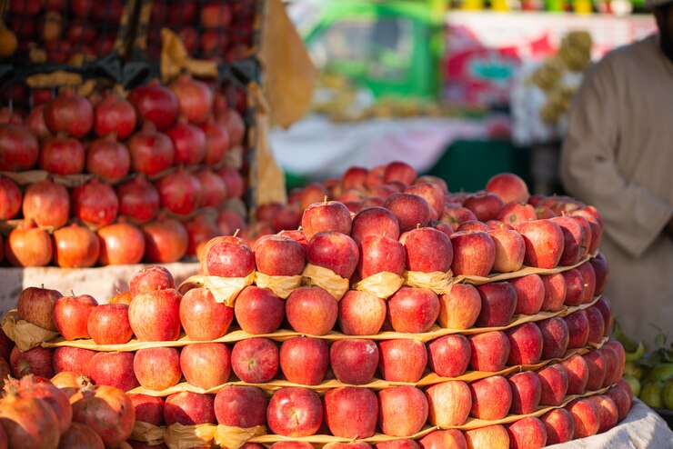 Świeże organiczne jabłka są wystawiane na rynku