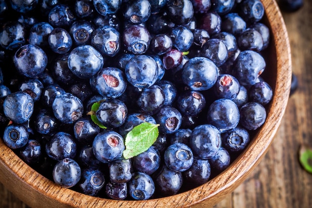 Świeże organiczne jagody w drewnianej misce zbliżenie