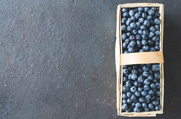 Świeże organiczne jagody w koszu