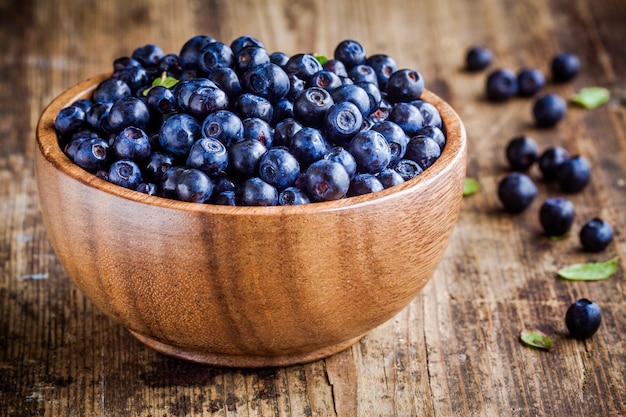 Świeże Organiczne Jagody W Misce Na Drewnianym Stole