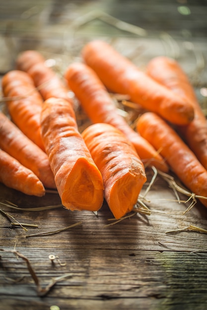 Świeże organiczne marchewki