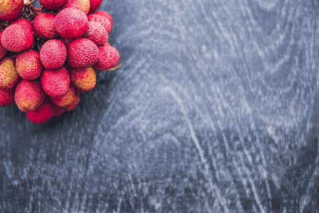 Zdjęcie Świeże organiczne owoce liczi i liście liczi