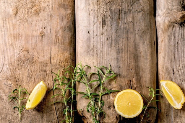 Świeże organiczne plasterki cytryny i rozmarynu