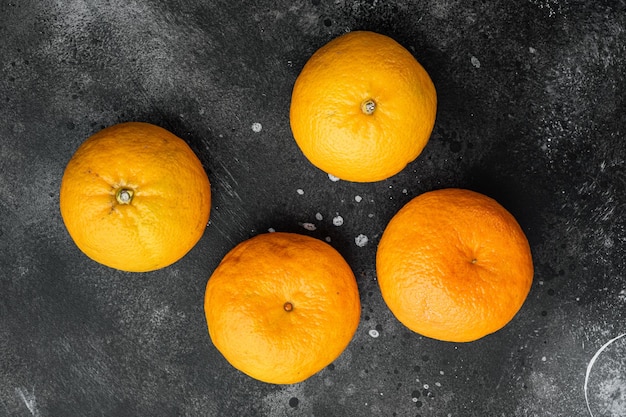 Świeże organiczne pomarańczowe owoce na czarnym ciemnym kamiennym tle stołu widok z góry mieszkanie leżał