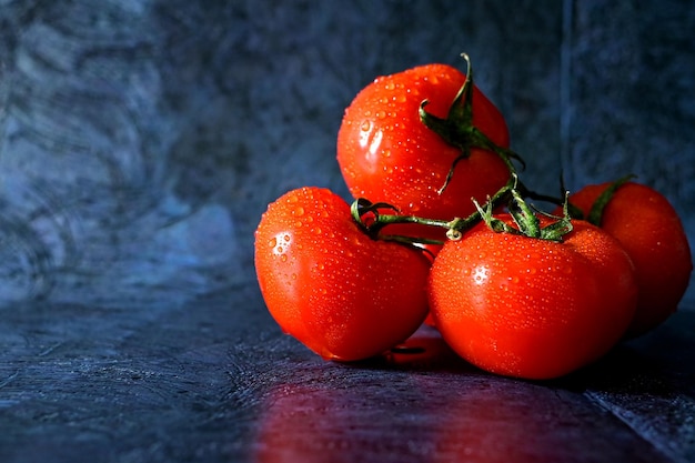 Świeże organiczne pomidory czereśniowe na ciemnym tle