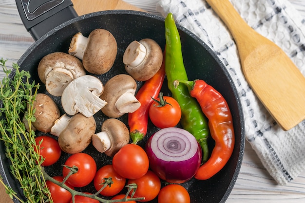 Świeże organiczne składniki na patelni