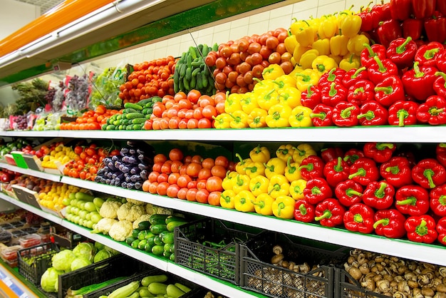 Świeże, Organiczne Warzywa I Owoce Na Półce W Supermarkecie, Na Rynku Rolników. Koncepcja Zdrowej żywności. Witaminy I Minerały. Pomidory, Papryka, Ogórki, Grzyby, Cukinia