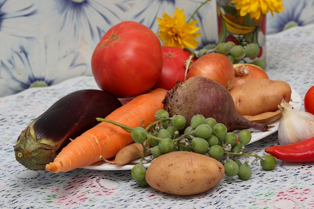 Świeże organiczne warzywa i owoce na stole z żółtymi kwiatami w domowej kuchni Zdrowa ekologiczna żywność z bliska