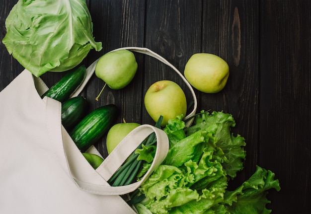 Zdjęcie Świeże organiczne warzywa i owoce w ekologicznej torbie wielokrotnego użytku