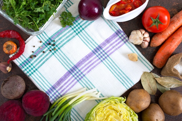 Świeże organiczne warzywa. Produkty do przygotowania barszczu ukraińskiego.