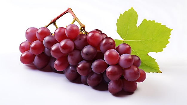 Świeże organiczne winogrona z liśćmi na białym tle