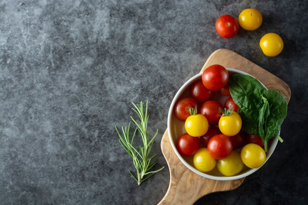 Świeże, organiczne żółte i czerwone pomidory w talerzu