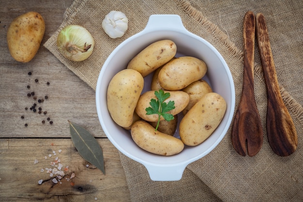 Świeże organicznie grule na nieociosanym drewnianym stołowym przygotowaniu dla gotować.