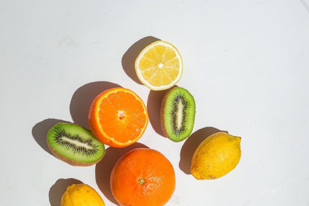 Świeże owoce cytrusowe, pomarańczowe kiwi i plasterki cytryny