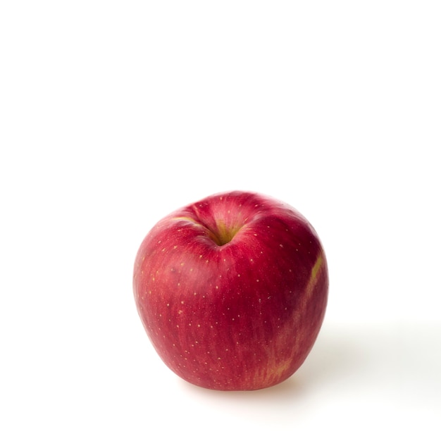 Świeże owoce czerwone jabłko na białym tle