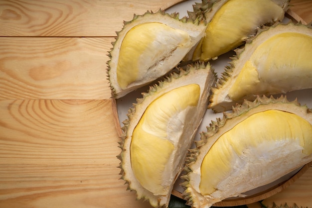 Świeże owoce Durian na czarnym talerzu Owoce Durian ze skórką Król owoców na drewnianym tle