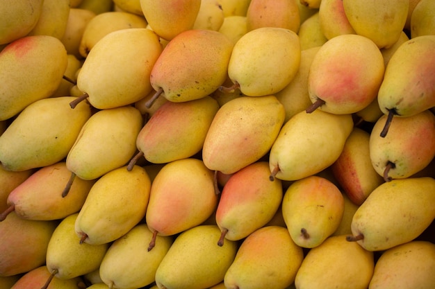 Świeże owoce gruszek na rynku Koncepcja zdrowej żywności