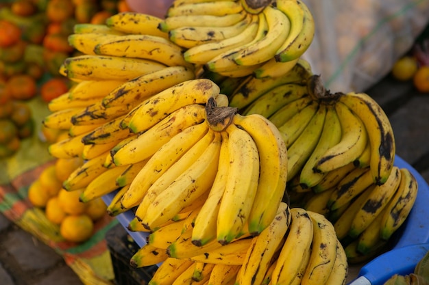 Świeże owoce i warzywa na lokalnym targu w Limie Peru