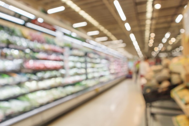 Świeże owoce i warzywa na półce w supermarkecie streszczenie rozmycie tła