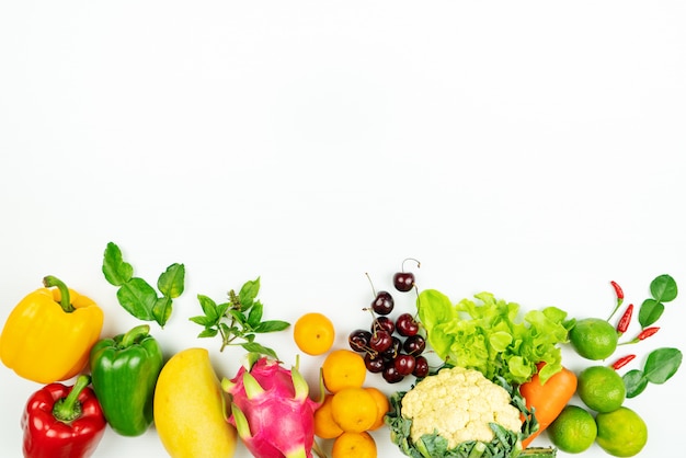 Zdjęcie Świeże owoce i warzywa. płaskie ukształtowanie świeżych surowych organicznych warzyw