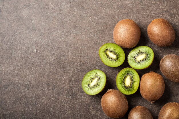 Zdjęcie Świeże owoce kiwi na kamiennym stole